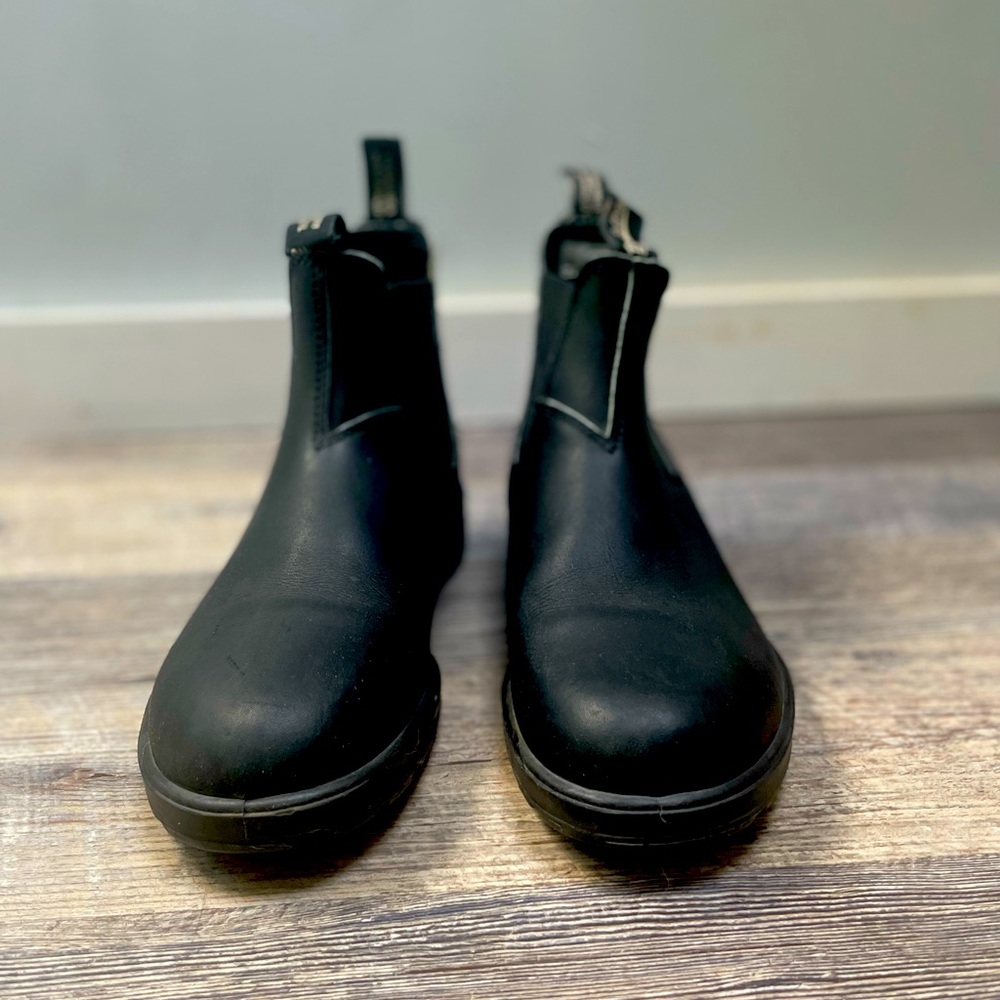 Excellent condition. Men’s Blundstone Chelsea boots. US size 9.5
